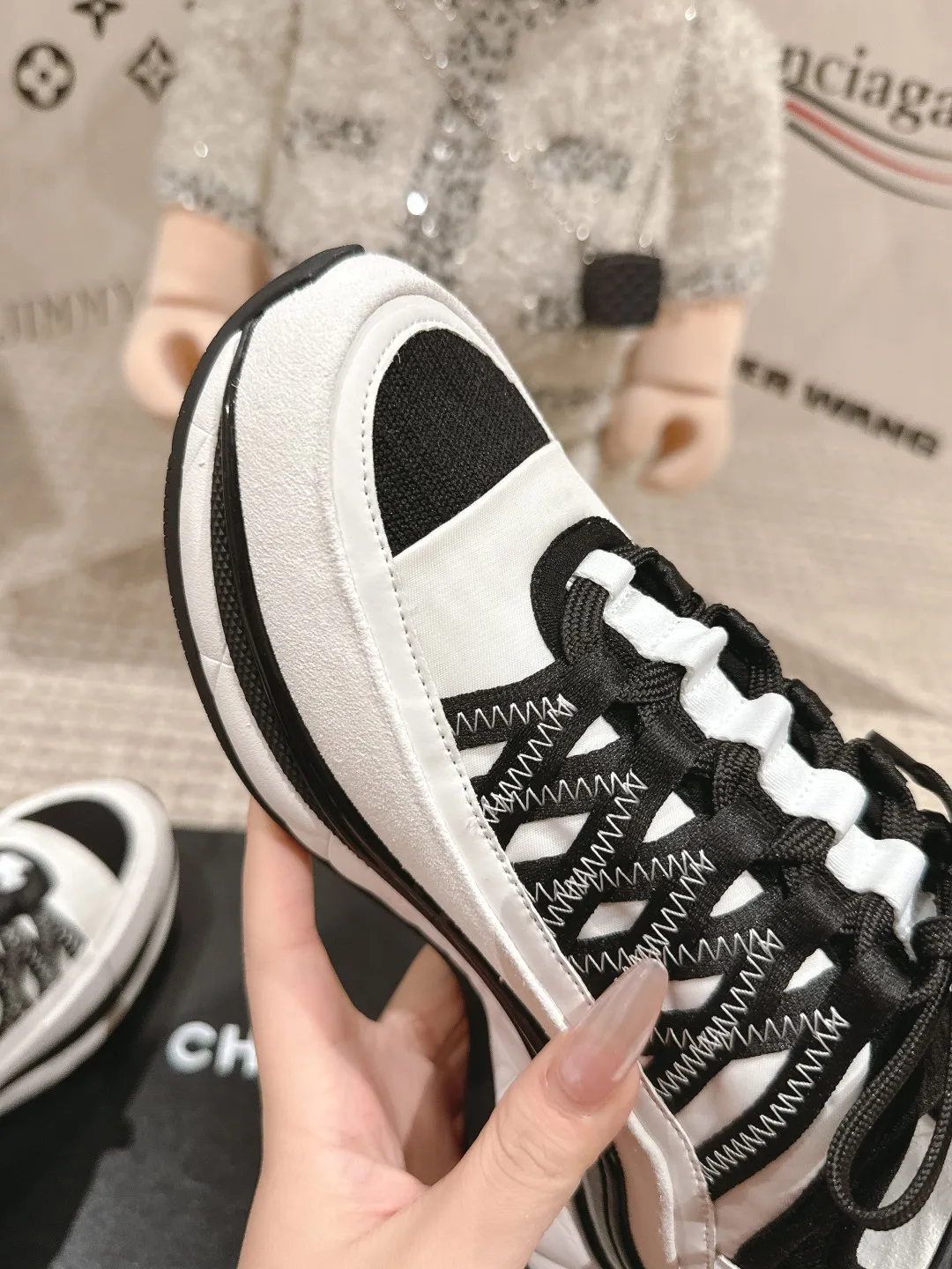 👟👟Ex-factory price 560👟👟Chanel Chanel dad shoes, casual sports shoes. This classic design; the upper is embroidered with various techniques; the outsole is fashionable and sporty; it is unusual to incorporate a variety of color matching elements... The diversified mix and match is very good-looking and versatile, casual, fashionable, sports, and outdoor can be taken into account... ꫛꫀꪝ Go➫ Material: ❶Upper is made of: Original imported first-layer silk cowhide + original waterproof cloth + original first-layer cowhide ❷Inner lining: original sheep lining ❸Outsole based on: original T👟👟Factory price U combination outsole Special counter boutique packaging complete set for women 35–41